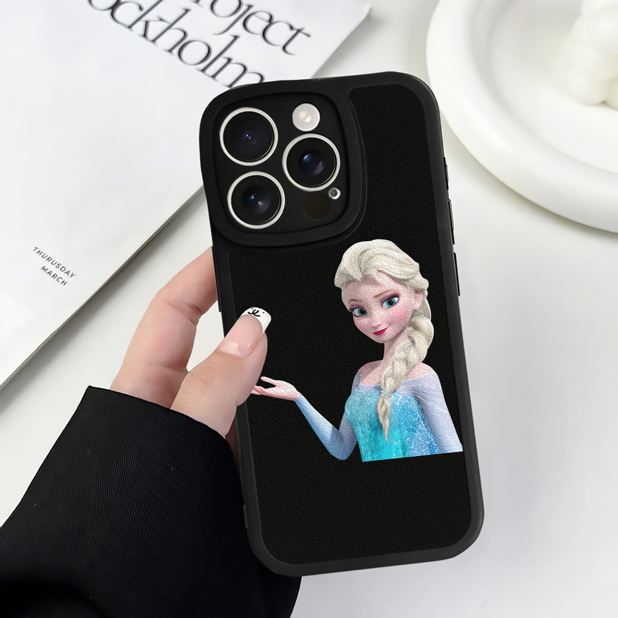 （画像用） アナと雪の女王 アンナ エルサ Frozen Anna Elsa 【iPhone 16シリーズ対応】シリコンスマホケース（レザー調） 材質：シリコン